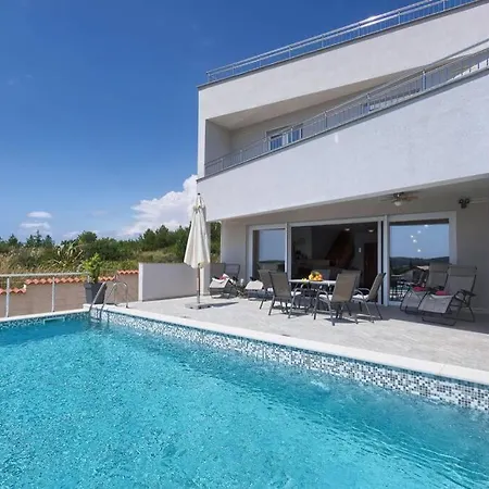 Villa Serenity * بومير